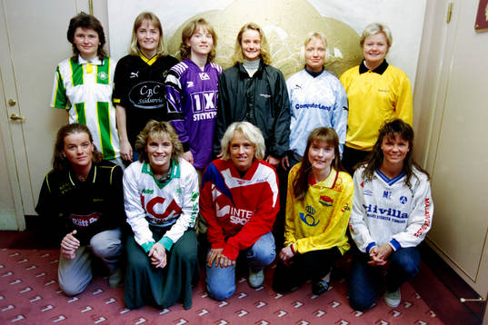  Bakre raden fr. v: Luiza Pendyk, Mallbacken, Paula Lundquist, AIK, Camilla Gustavsson, Jitex, Marika Karlsson, Gideonsberg, Sofia Johansson, Malmö och Anneli Andelén, Öxabäck. Främre raden fr. v: Lotta Lundin, Bälinge, Lilie Persson, Hammarby, Pernilla Gunnskog, Öster, Marie Ewrelius, Tyresjö och Malin Swedberg, Älvsjö
