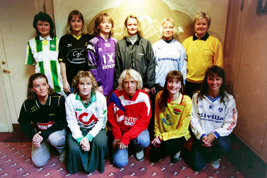  Bakre raden fr. v: Luiza Pendyk, Mallbacken, Paula Lundquist, AIK, Camilla Gustavsson, Jitex, Marika Karlsson, Gideonsberg, Sofia Johansson, Malmö och Anneli Andelén, Öxabäck. Främre raden fr. v: Lotta Lundin, Bälinge, Lilie Persson, Hammarby, Pernilla Gunnskog, Öster, Marie Ewrelius, Tyresjö och Malin Swedberg, Älvsjö
