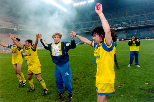  Tomas Brolin och Parma jublar efter segern i finalen.