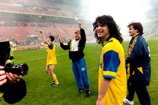  Tomas Brolin och Parma jublar efter segern i finalen.