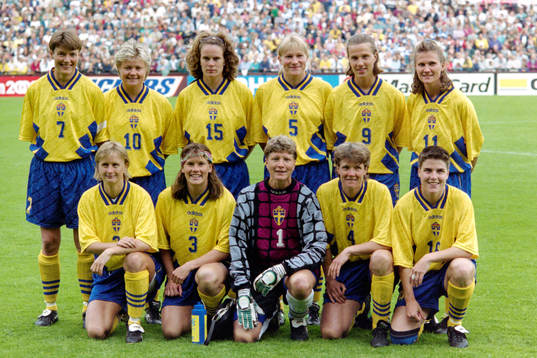 Den svenska startelvan, bakre raden fr. v Lena Videkull,