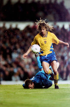 Henrik Larsson, Sverige tar sig förbi englands målvakt