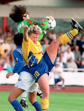  Junko Osawa, målvakt i Japan Anneli Andelén, Sverige i en duell