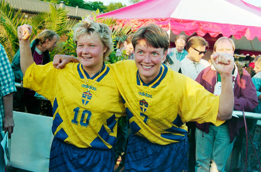  De svenska målskyttarna Anneli Andelén och Lena Videkull, Sverige jublar efter segern.