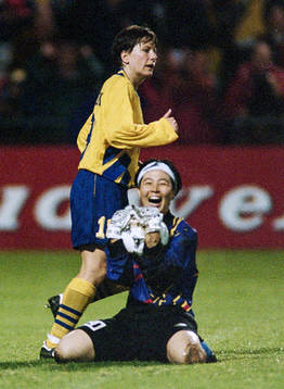  Helen Nilsson och kinas målvakt Gao Hong.