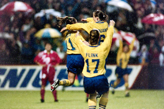  Ulrika Kalte och Anna Pohjanen, Sverige, jublar efter mål.
