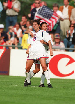 Mia Hamm och Roberts, USA jublar efter mål.