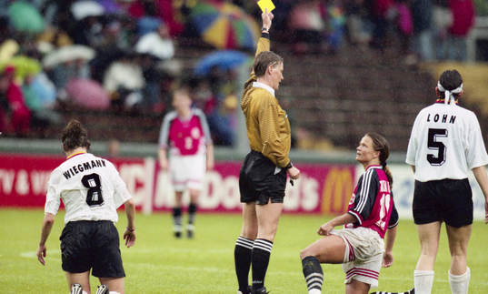  Ingrid Jonsson, domare varnar. Varning, gult kort.