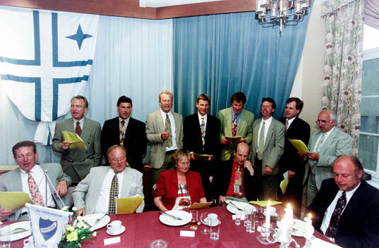  Bo Nilsson, Magnus Eek, Dan Granqvist, Kaj Nilsson, Claes Melin, Pär Andersson, Bengt-Olof Rydell och Matyas Tihanyi underhåller.