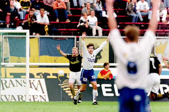  Robert Steiner, Norrköping jublar efter mål.
