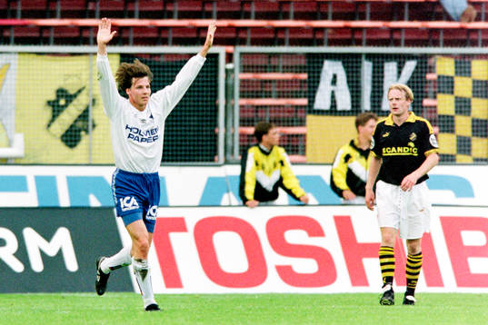  Robert Steiner, Norrköping jublar efter mål.