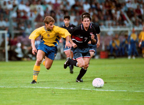 Niklas Gudmundsson i kamp om bollen