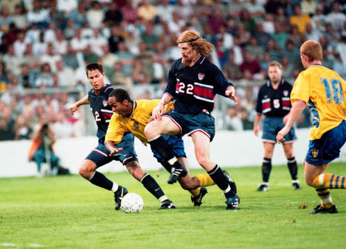 Martin Dahlin och Alexi Lalas i närkamp