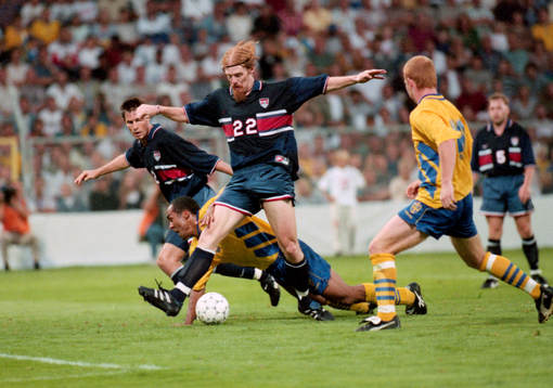 Martin Dahlin och Alexi Lalas i närkamp