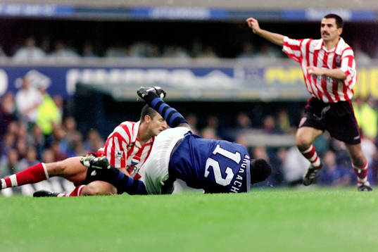 Daniel Amokachi, Everton stoppas.
