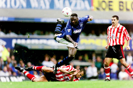  Daniel Amokachi, Everton stoppas.
