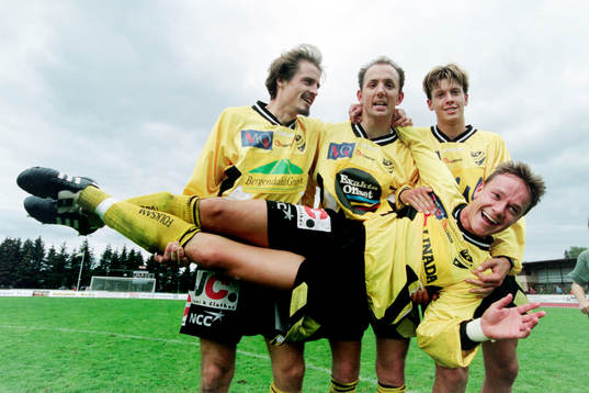  Hässleholms målskyttar jublar efter matchen. Magnus Arvidsson, Miguel Toré och Christian Augustsson med Ingmar Olovsson i famnen.. 