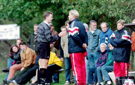 Stefan Johansson, tränare i Skövde pratar med domaren