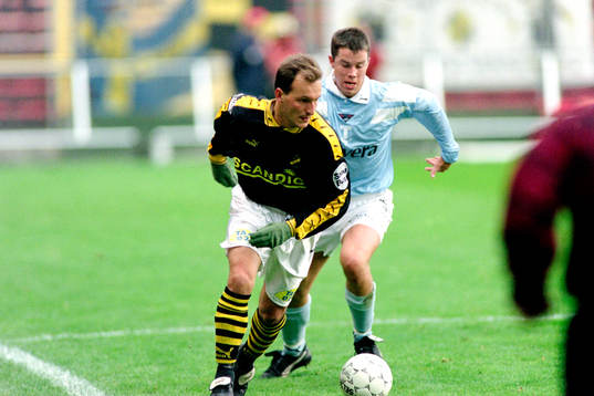  Marco Ciardi, AIK med Daniel Andersson, Malmö i ryggen.