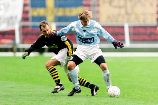  Marco Ciardi, AIK i ryggen på Niclas Nylén, Malmö. 