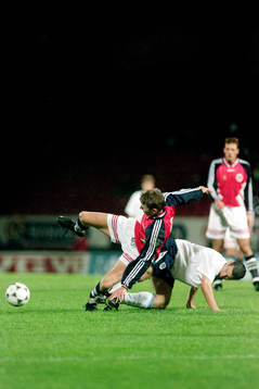  Tor André Flo, Norge i kamp med Gary Pallister, England.