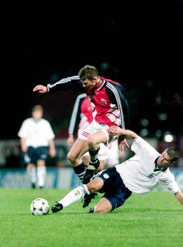  Tor André Flo, Norge i kamp med Gary Pallister, England.
