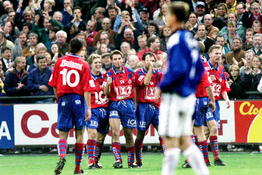 Jonas Dahlgren, Helsingborg jublar tillsammans med lagkamraterna efter ett av sina två mål.