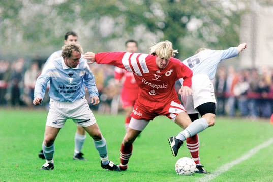  Leif Olsson, Degerfors uppvaktas av malmös Robert Prytz och Niclas Nylén.Robert Prytz, Malmö.