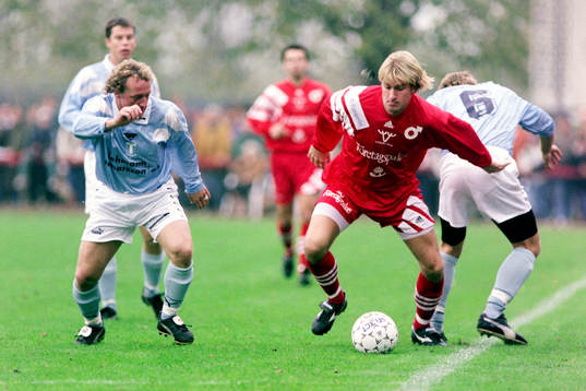  Leif Olsson, Degerfors uppvaktas av malmös Robert Prytz och Niclas Nylén.Robert Prytz, Malmö.