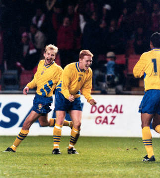  Håkan Mild och Jörgen Pettersson jublar efter 2-1.
