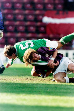  Hans Eskilsson, Hearts i kamp om bollen.
