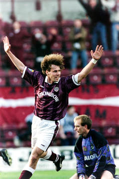 Hans Eskilsson, Hearts jublar efter mål.