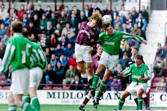  Hans Eskilsson, Hearts i kamp om bollen.