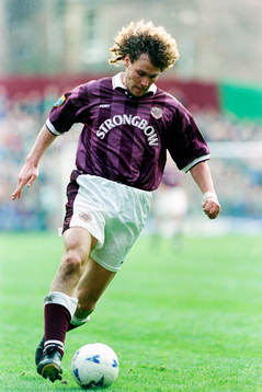  Hans Eskilsson, Hearts med bollen.