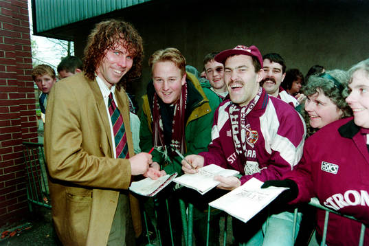  Hans Eskilsson, Hearts skriver autografer efter matchen.