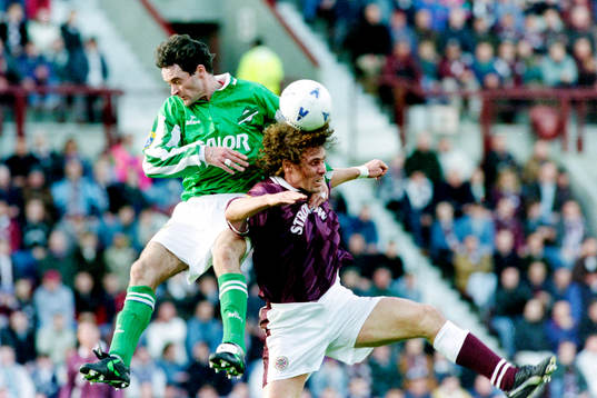  Hans Eskilsson, Hearts i kamp om bollen.