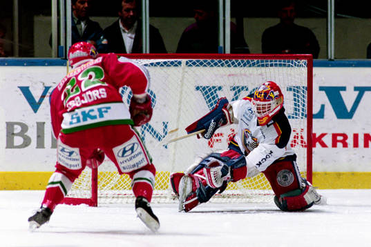 Frölundas Jonas Esbjörs fri med Roger Nordström,