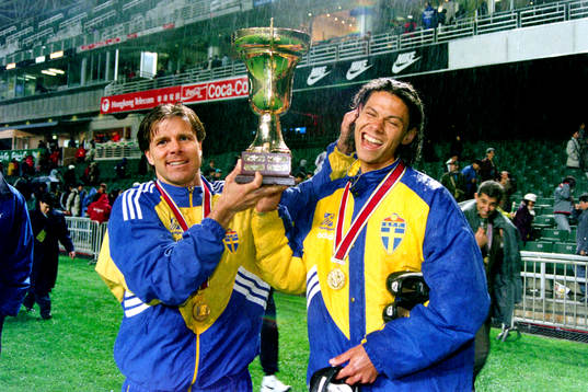  Roland Nilsson och Martin Pringle, Sverige jublar med pokalen.