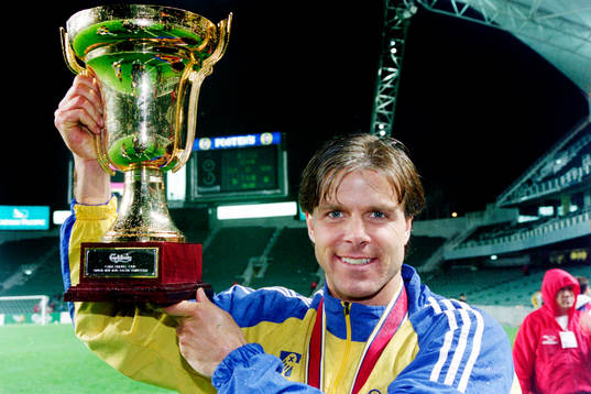  Roland Nilsson, Sverige jublar med pokalen.