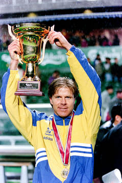  Roland Nilsson, Sverige jublar med pokalen.