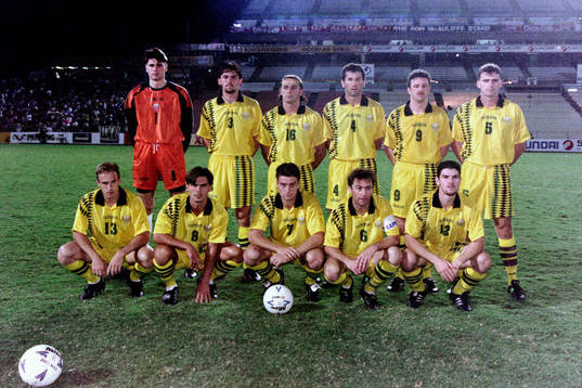 Australiens startelva. Bakre raden fr. v Zeljko Kalac, målvakt, Tony Popovic, Goran Lozanoski, Milan Ivanovic, Graham Arnold och Alex Tobin. Främre raden fr. v Robert Hookler, Milan Blagojevic, Damian Mori, Paul Wade och Joe Spiteri.