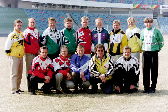  Tränarna bakre raden fr. v Anders Linderoth, Elfsborg, Stig Kristensson, Falkenberg, Bengt-Arne Strömberg, Gais, Sören Lorentzon, Lundby, Örjan Glans, Stenungsund, Lars-Olof Mattsson, Ljungskile, Kjell Pettersson, Häcken, Peter Swärdh, Hässleholm och Glenn Holm, Västra Frölunda. Främre raden fr. v Patrick Walker, Kalmar, Bo Backman, Gunnilse, Eine fredriksson, Åtvidaberg, Peter Antoine, Mjällby och Anders B Johansson, Motala.