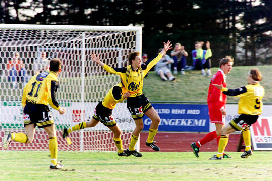  Christian Augustsson, Hässleholm jublar efter mål.