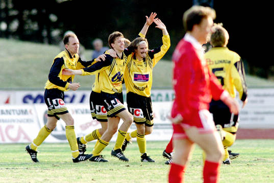  Miguel Tore. Christian Augustsson och Magnus Arvidsson, Hässleholm jublar efter mål.