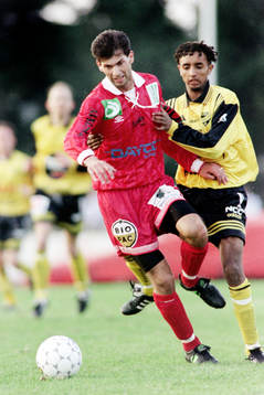   Awet Estefanos, Hässleholm försöker stoppa en mjällbyspelare.