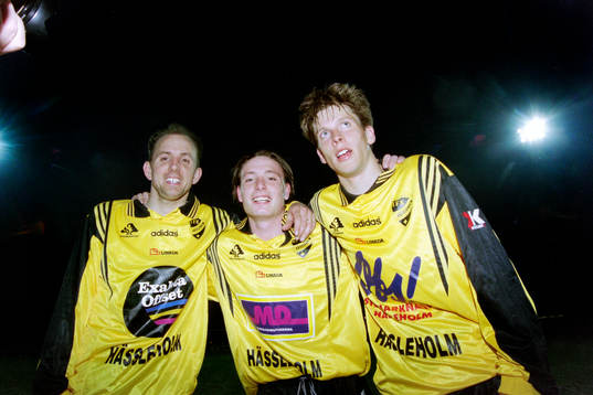  Hässleholms målskyttar Miguel Toré, Daniel Di Stefano och Christian Augustsson jublar efter matchen.