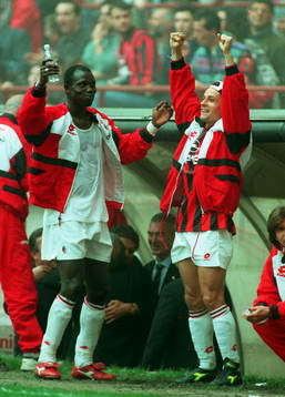  George Weah och Roberto Baggio som utbytta spelare