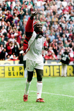  George Weah, Milan jublar efter segern.