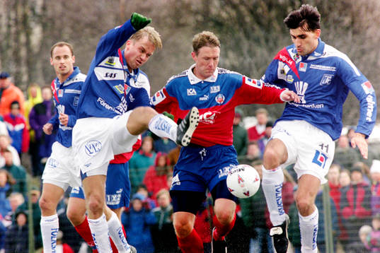  Jan Eriksson, Helsingborg i kamp med umeås Nils-Åke Claesson och Zoran Petrovic.