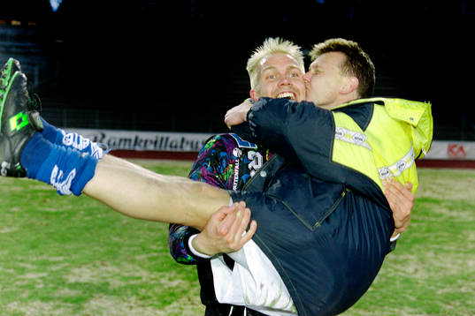  Magnus Kihlstedt, målvakt i Oddevold och målskytten Jörgen Ericsson jublar efter matchen.